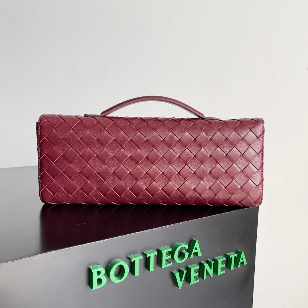 The batch of 1360 BV Andiamo evening handbags has been heavily planted again~ The designer aesthetics in the era of economic downturn are back. I fall in love with it at first sight and can't put it down. It's so beautiful and full of aura. The shape and texture are very competitive. It's light in weight and has sufficient capacity. It's a must-have for fashionistas. It's suitable for many occasions, minimalist, high-end and light luxury. Model No.: 741511 Size: 31*13*3cm